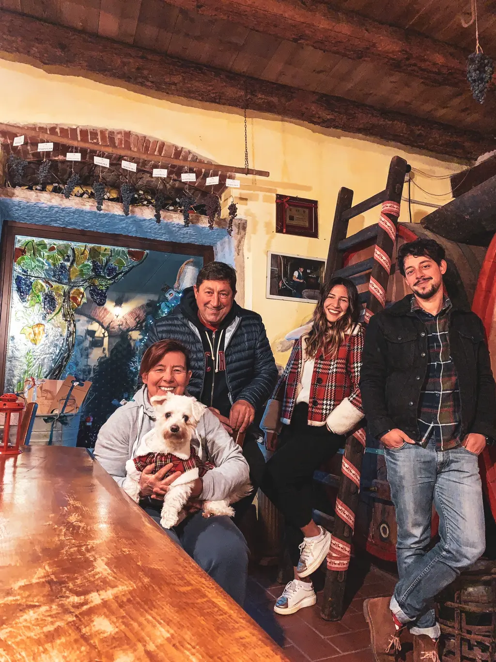 La bottaia della cantina Villa Crine con botti di rovere